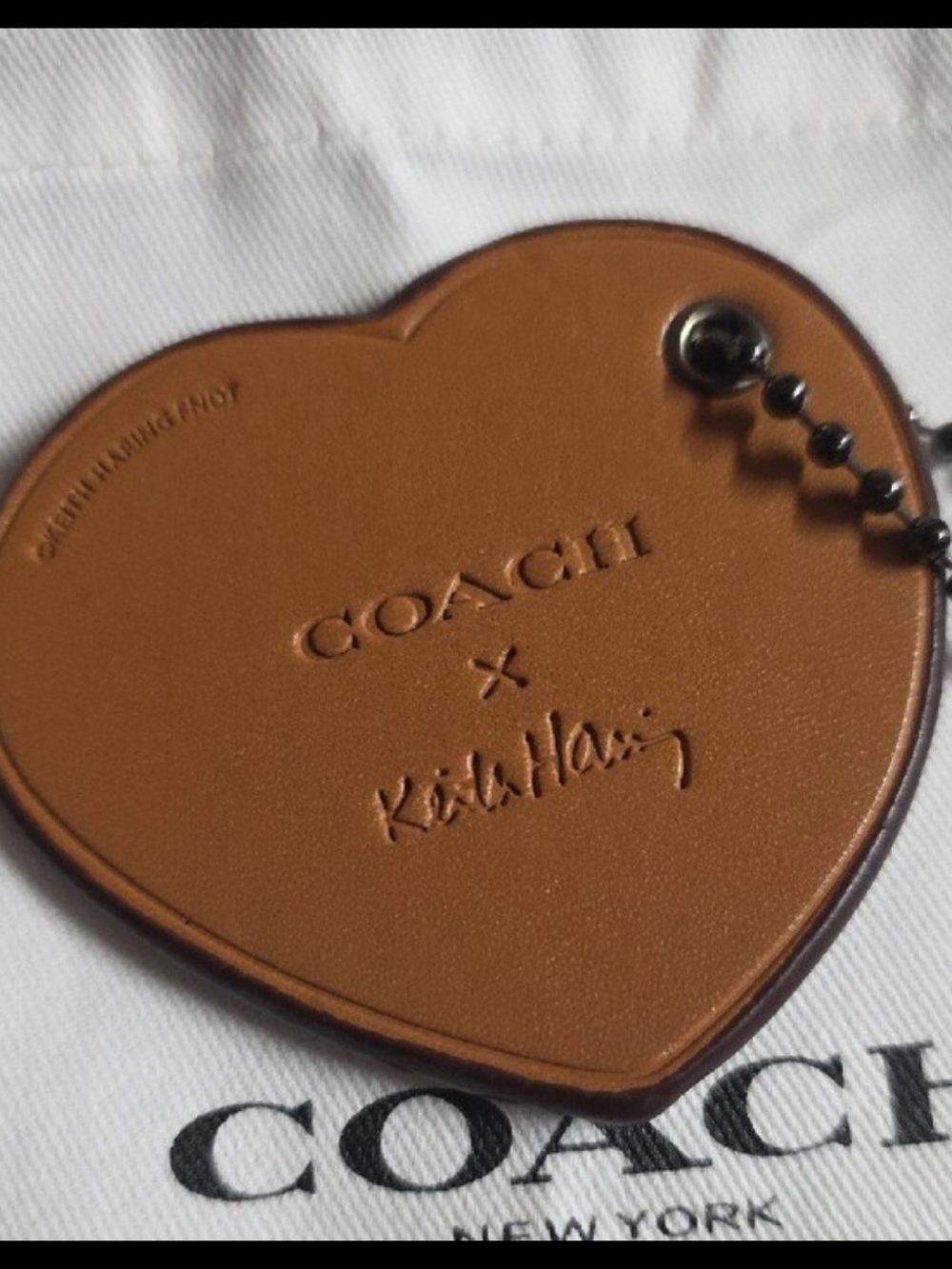 Coach × Keith Haring Collab Glitter Heart KeyChain/HangTag - Picture 3 of 7